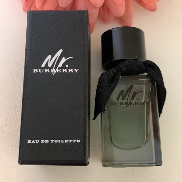 🌸 3 Burberry mini fragrances and 3 collectible enamel lapel pins - Picture 4 of 6